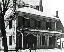 Cette photo, qui a été prise vers les années 1930, montre la « promenade de la veuve » sur le toit et la balustrade de la véranda d'origine. ; Moncton Museum