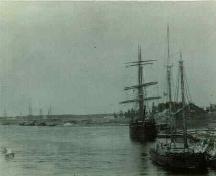 Photo historique de bateaux amarrés le long du front de mer connu sous le nom de « The Yard ».; Village of Rexton