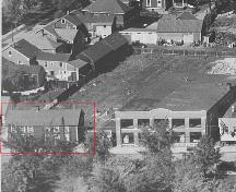 « Treitz Haus » a été anciennement placée sur le côté nord de la rue Main, à l'est de la rue Steadman, comme le montre cette photographie aérienne de 1931.; Moncton Museum