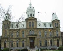 Cette prise de vue illustre la façade avant de l'édifice de l'Assemblée législative.; PNB 2003