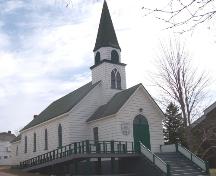 Exterior photo of St. Matthew's Presbyterian Church, showing main facade, taken in 2005. ; HFNL 2005