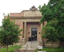Vue de la façade de la bibliothèque qui donne sur la rue Main.; Carleton County Historical Society
