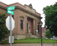 La bibliothèque, vue en angle des rues Chapel et Main.; Carleton County Historical Society