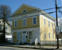 The facade and south side of the Old Yarmouth Academy, Yarmouth, NS, 2006.; Heritage Division, NS Dept. of Tourism, Culture & Heritage, 2006