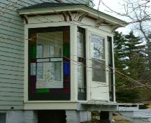 Detail of the front entry porch of the Capt. Charles Carty House, Dayton, Yarmouth County, NS, 2006.; Heritage Division, NS Dept. of Tourism, Culture & Heritage, 2006