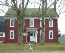 The front elevation of the Jacob Tedford House, Dayton, Yarmouth County, NS, 2006.; Heritage Division, NS Dept. of Tourism, Culture & Heritage, 2006