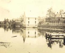 Magasin O'Brien's, vue de la rivière Miramichi, vers l'année 1930.; Private photo