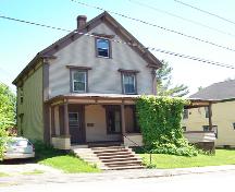 Vue de la façade du 106 rue Green.; Carleton County Historical Society