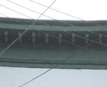 Cette image montre la corniche appuyée sur une série de petits crochets en bois, 2005.; City of Saint John