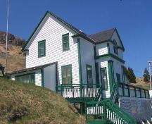 View looking north of side and front facades of Historic Ferryland Museum, Ferryland, NL. Photo taken May 2006.; HFNL/Andrea O'Brien