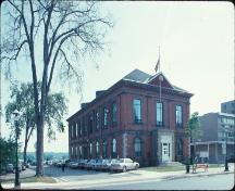Vue en angle du Palais de justice du comté de York, 1992.; Agence Parcs Canada - Parks Canada Agency, 1992.