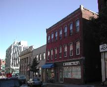 Cette photo montre une vue contextuelle de l'édifice et sa proximité à la rue King, 2004; City of Saint John