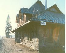 Vue en angle de la gare, qui montre les façades ouest et nord.; Parks Canada Agency / Agence Parcs Canada, Kate MacFarlane, 1989.