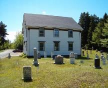 North east elevation and cemetery, Northwest United Baptist Church, Fauxburg, 2004.; Heritage Division, NS Dept. of Tourism, Culture and Heritage, 2004.
