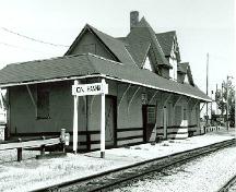 Vue en angle de l'ancienne gare ferroviaire de Chemin de fer Canadien du Nord, montrant les façades de l'arrière et du côté, 1991.; Great Plains Research Consultants, B. Potyondi, 1991.