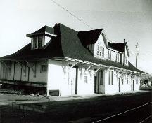 Corner view of Canadian National Railway Station, showing the track side elevation, 1991.; Heritage Research, Ann Holtz, 1991.
