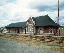 Corner view of Canadian Pacific Railway Station, showing both the back and side façades.; Cliché Ethnotech inc, 1991.
