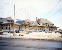 East (front) elevation of the Saskatoon Railway Station, 1990.; Parks Canada Agency/Agence Parcs Canada, Marilyn Armstrong-Reynolds 1990.