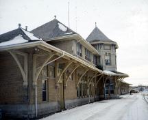 Corner view of east and south sides of the Saskatoon railway Station, 1990.; Parks Canada Agency/Agence Parcs Canada, Marilyn Armstrong-Reynolds 1990.