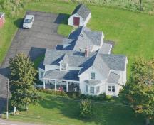 Vue aérienne de la maison Sylvain Gaudet permettant de constater le style architectural assez irrégulier de la structure; Memramcook Valley Historical Society