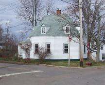 Fraser Octagon House, view from the corner of Church Street and Maple Avenue, Tatamagouche, NS, 2006.; Heritage Division, NS Dept. of Tourism, Culture and Heritage, 2006.