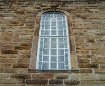 Window with keystone and lug sill, Paroisse Saint-Pierre, Chéticamp, Nova Scotia, 2004.
; Heritage Division, NS Dept. of Tourism, Culture and Heritage, 2004.