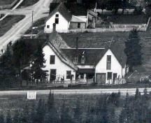 Vue vers le nord, montrant la maison avec ses bâtiments d'entreposage attachés.; Restigouche Regional Museum, Dalhousie