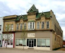 Vue sur la façade principale de le magasin à rayons des frères Galloway, Gladstone, 2005; Historic Resources Branch, Manitoba Culture, Heritage & Tourism 2005