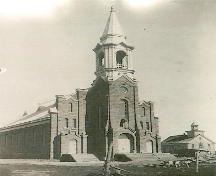 Photo prise suite à la construction de l'église en pierre en 1923; Valmond Léger Collection