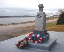 View the eastern side of the memorial stone showing the Royal Navy emblem. Photo taken November 2006.; HFNL/Lara Maynard 2006