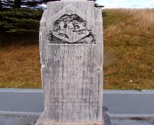 View of the southern front face of the memorial stone showing the Royal Newfoundland Regiment emblem. Photo taken November 2006.; HFNL/Lara Maynard 2006