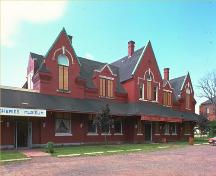Corner view of the façade of the Pictou Railway Station (Intercolonial) showing the main entrance, 1985.; Parks Canada Agency / Agence Parcs Canada, 1985.