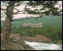 Distant view of the Banff Springs Hotel.; Parks Canada Agency/ Agence Parcs Canada