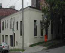 Cette photographie montre une vue contextuelle de l'édifice sur la rue Germain, 2005.; City of Saint John