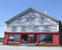 Front entrance, Ann Street, Cox's Warehouse, Shelburne, Nova Scotia, 2007.
; Heritage Division, NS Dept. of Tourism, Culture and Heritage, 2007.