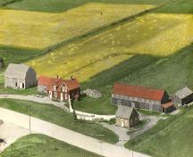 Vue aérienne, plus ancienne, vers le nord  - La maison de pension Harshman est la maison rouge au côté gauche de la photo; Village of Cap-Pelé