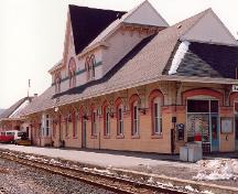 Vue en angle de la Gare ferroviaire Canadien Pacifique, montrant les façades d'arrière et du côté, 1991..; Photographie Jacqueline hallé, 1991.