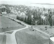 View of St. Andrews Historic District, from the north-east, looking to Passamaquoddy Bay and the Bay of Fundy, c. 1914.; Provincial Archives of New Brunswick /Archives provinciales du Nouveau-Brunswick, P11-189, c. 1914.
