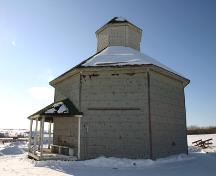 Façade principale - du nord-est du pavillon d'exposition de la société agricole de Minnedosa; Historic Resources Branch, Manitoba Culture, Heritage and Tourism, 2005