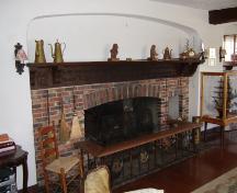 Cette photographie montre le foyer et le chambranle de 2,5 mètres avec un poème sculpté à la main, 2007; Town of St. Andrews