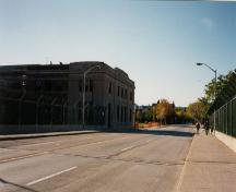Vue générale montrant une élévation latérale de l'ancienne gare du Canadien National à Hamilton, 1999.; Parks Canada Agency/Agence Parcs Canada, J. Hucker, 1999.