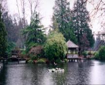Vue générale du jardin japonais au Hatley Park, 1995.; Parks Canada Agency/Agence Parcs Canada, L. Maitland, 1995.