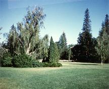 Lawns south of the former superintendent's residence, Forestry Farm Park and Zoo, 1988.; Agence Parcs Canada / Parks Canada Agency, 1988.
