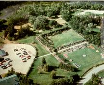 Vue aérienne de l'aménagement paysager de l'ancien Indian Head Nursery Station, maintenant le Centre Shelterbelt ARAP, montrant le site de démolition de la résidence du directeur, 1985.; Centre Shelterbelt ARAP / PFRA Shelterbelt Centre, 1985.
