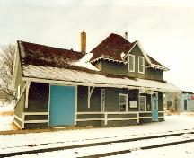 Vue de l'élévation donnant sur la voie ferrée de la gare ferroviaire, 1991.; Parks Canada Agency/Agence Parcs Canada, Murray Peterson, 1991.