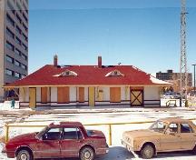 Vue de la façade de l'ancienne gare de la Chemin de fer Canadien du Nord, 1991.; Parks Canada Agency/Agence Parcs Canada, Murray Peterson, 1991.