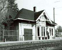 Corner view of Canadian National Railway Station, showing both the back and side façades, 1992.; A. M. de Fort-Menares, 1992.
