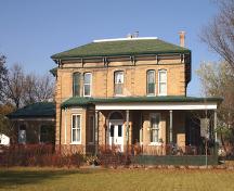 Façade principale - du sud de la Villa Louise, Brandon, 2005; Historic Resources Branch, Manitoba Culture, Heritage and Tourism, 2005