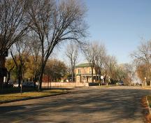 Vue contextuelle - du sud de la Villa Louise, Brandon, 2005; Historic Resources Branch, Manitoba Culture, Heritage and Tourism, 2005