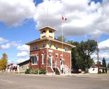 Contextual view, from the south southwest, of the Pipestone Municipal Building, Pipestone, 2005; Historic Resources Branch, Manitoba Culture, Heritage and Tourism, 2005